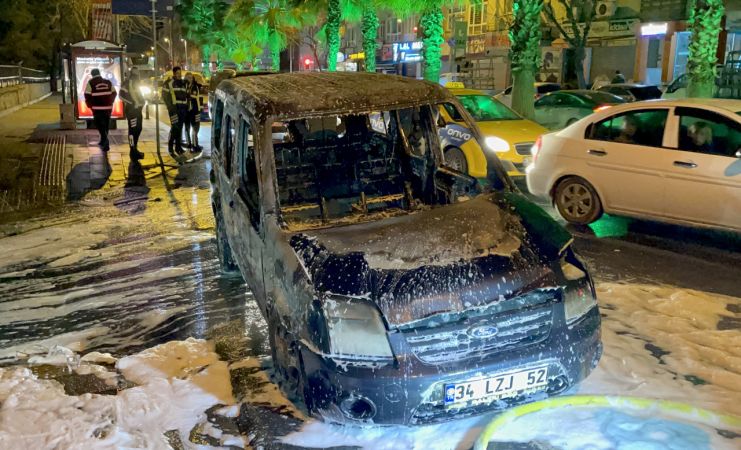  İstanbul'da alev alan araç kullanılamaz hale geldi 