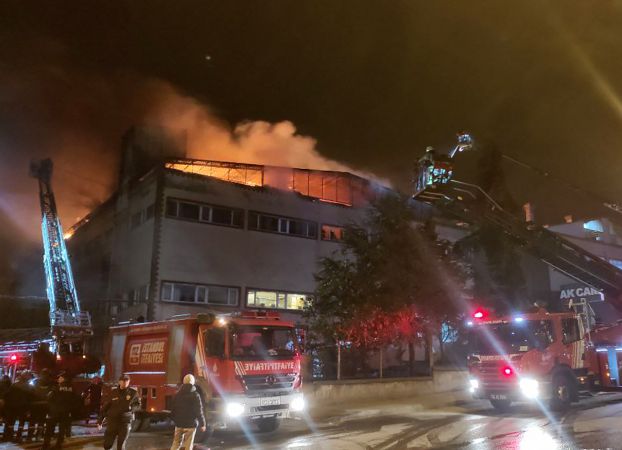 Pendik'te cam fabrikasında yangın çıktı