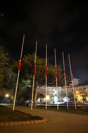 Milli yas ilan edilmesinin ardından Kırklareli'nde Türk bayrağı yarıya çekildi