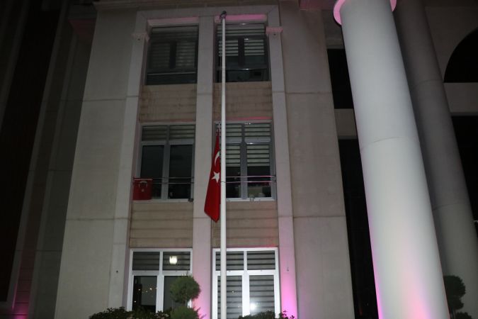 Milli yas ilan edilmesinin ardından Kocaeli'de Türk bayrağı yarıya indirildi