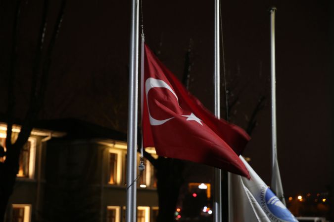 Milli yas ilan edilmesinin ardından Sakarya'da Türk bayrağı yarıya indirildi