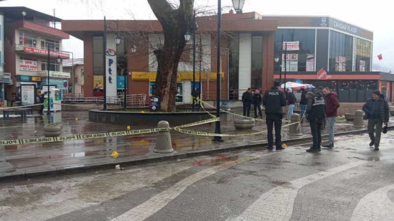 Sakarya'da falçatalı silahlı kavgada 3 kişi yaralandı