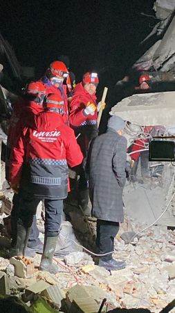 Kahramanmaraş'ta enkaz altında kanepeye sıkışan Mikail bebek, 43 saat sonra kurtarıldı