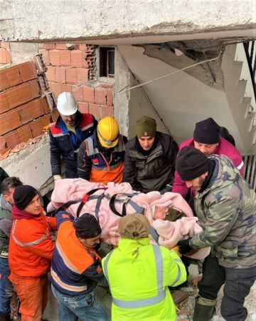 Elbistan'da enkaz altında kalan kadın 51 saat sonra kurtarıldı