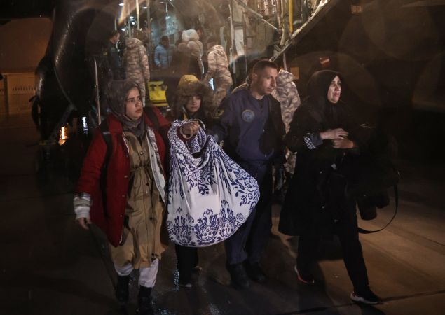 Tahliye talebinde bulunan depremzedeler TSK’nın kargo uçaklarıyla İstanbul’a getirildi