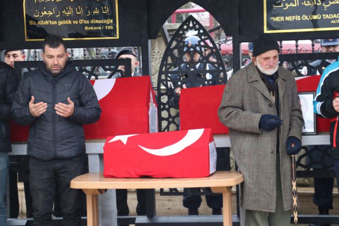 Hatay'da depremde hayatını kaybeden astsubay, annesi ve bebeğinin cenazesi Sakarya'da defnedildi