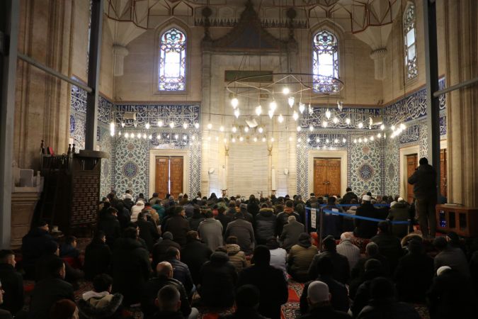 Trakya'da camilerde kılınan cuma namazlarında depremzedeler için dua edildi