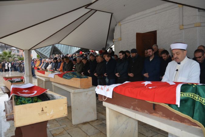 Depremde hayatını kaybeden 8 kişinin cenazesi Bolu ve Düzce'de defnedildi
