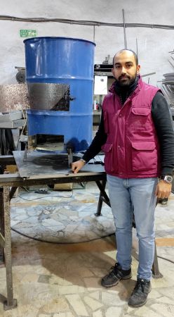 Baba-oğul, depremzedeler için varillerden soba yapıyor