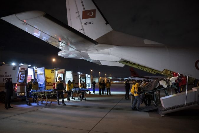 Yaralı 5 depremzede askeri ambulans uçakla İstanbul'a getirildi