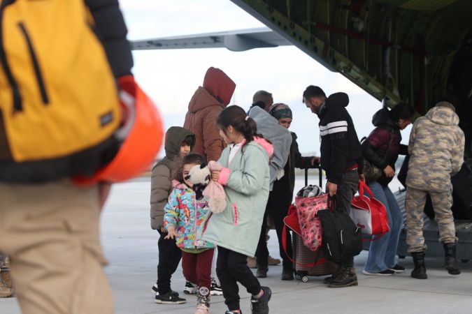 Tahliye talebinde bulunan 32 depremzede TSK’nın kargo uçağıyla İstanbul’a getirildi