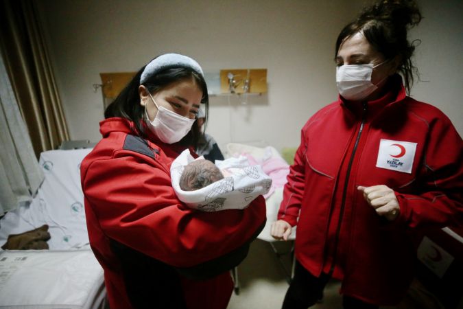 Kahramanmaraş'ta depremi yaşayan hamile kadın bebeğini Düzce'de kucağına aldı