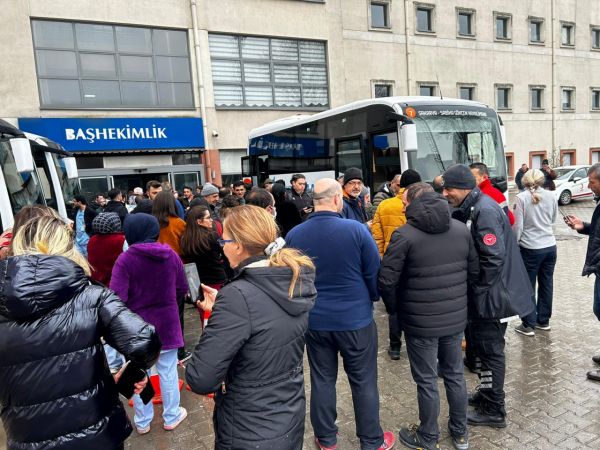 Sakarya ve Düzce'den deprem bölgesine sağlık personeli ve çadır desteği