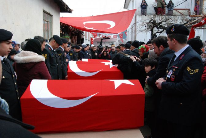 Depremde hayatını kaybeden 8 kişinin cenazeleri Çanakkale'de defnedildi