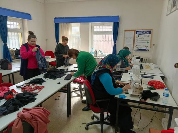Halk eğitim merkezi kursiyerleri depremzedeler için kışlık kıyafet dikiyor