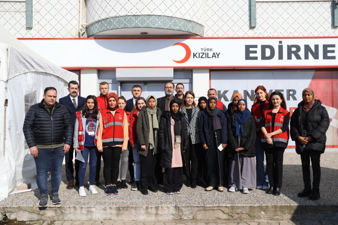 Edirne'de uluslararası öğrenciler afetzedeler için kan bağışında bulundu