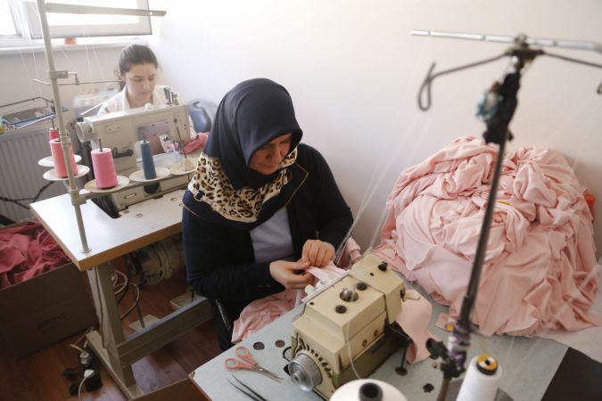 Tekirdağlı kadınlar depremzedeler için battaniye, polar ve eşofman dikiyor