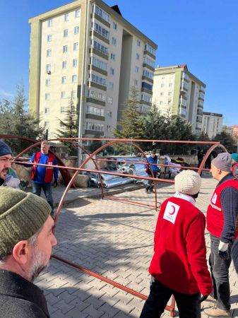 Adapazarı Kızılay gönüllüleri, Kahramanmaraş'ta kurdukları çadırlarla depremzedelere destek oluyor