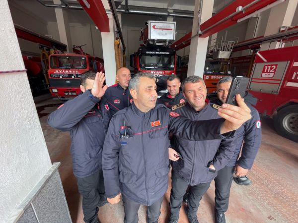 Kahramanmaraş'ta enkaz altında kalan İngilizce öğretmeni, kendisini kurtaran itfaiye ekibini unutmadı
