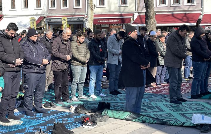 Sakarya'da, depremde hayatını kaybedenler için gıyabi cenaze namazı kılındı
