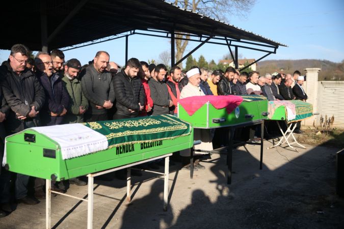 Sakarya'da karbonmonoksit gazından zehirlenerek ölen çift ile kızlarının cenazeleri defnedildi
