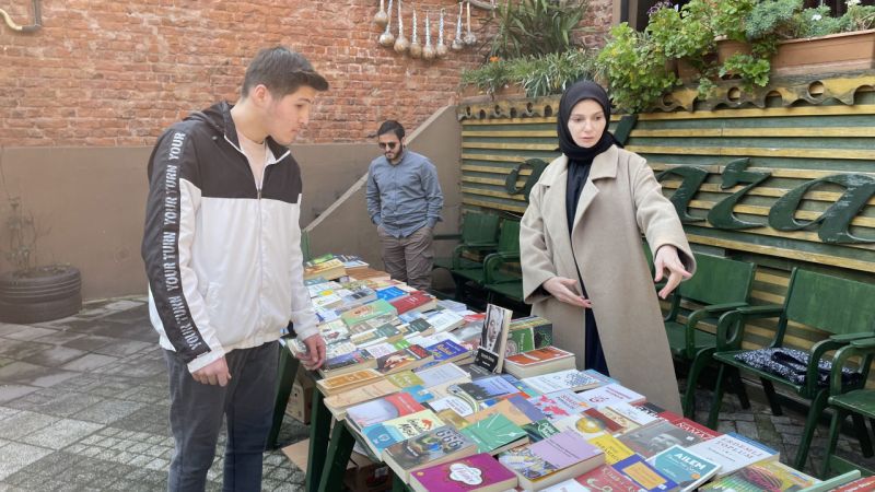 Üsküdar'da depremzedeler için İyilik Sahafı kuruldu