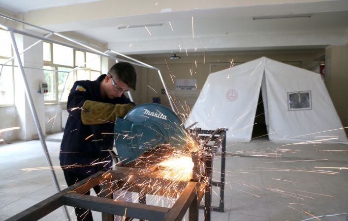 Bursa'daki 3 eğitim kurumu depremzedeler için AFAD standartlarında çadır üretiyor
