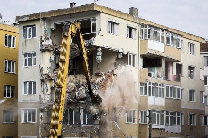 Küçükçekmece'de riskli bulunan 48 yıllık sitede yıkım başladı
