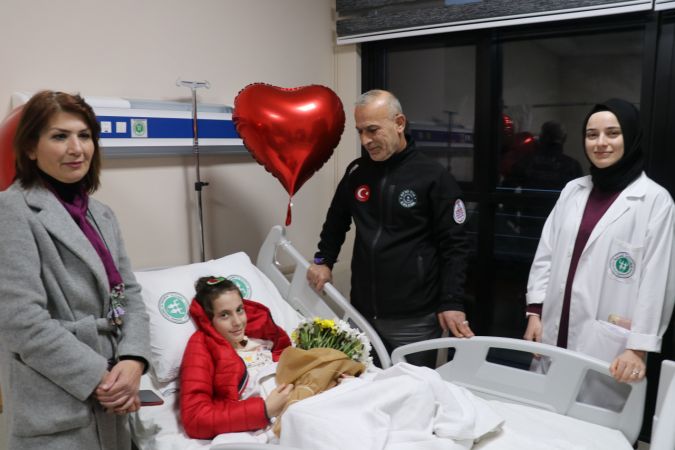 Enkazdan 25. saatte çıkarılan kız çocuğunu Kocaeli'de kurtarıcı ağabeyleri çiçeklerle karşıladı