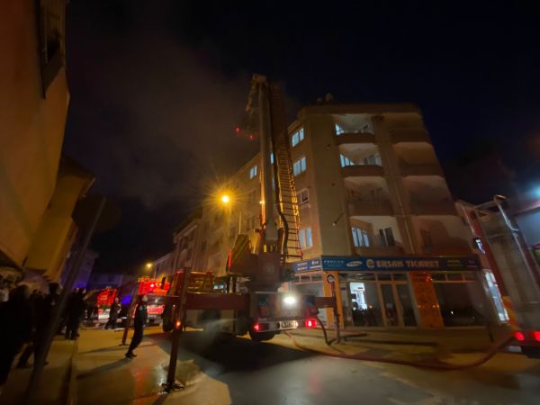 Bursa'da 5 katlı apartmanın çatı katında çıkan yangın söndürüldü