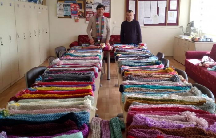 Depremzede çocuklar ilkokul öğrencilerinin ördüğü atkı ve berelerle soğuktan korunacak