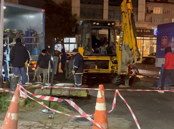 Kartal'da rögardan taşan sular caddeyi kapladı  