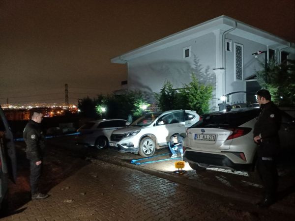 Kocaeli'de bir kişi alacak meselesi yüzünden tartıştığı doktorun aracını kurşunladı