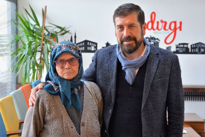 Balıkesirli 80 yaşındaki Fatma Karateke depremzedelere konteyner ev bağışlamak için tarlasını sattı