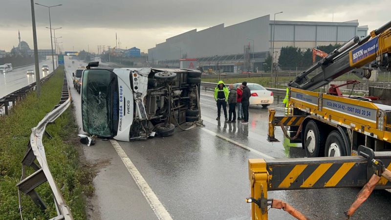 Kocaeli'de devrilen servis midibüsündeki 2 işçi yaralandı