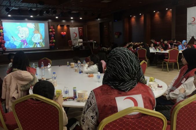 Genç Kızılay Avcılar, depremzede çocuklara moral etkinliği düzenledi