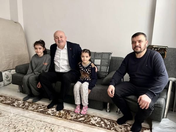 Hayrabolu Belediye Başkanı İnan, depremzede aileleri ziyaret etti
