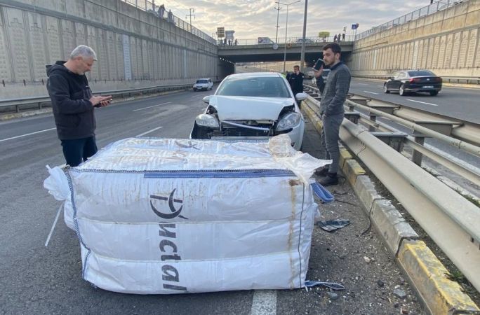 Düzce'de yoldaki çuval nedeniyle meydana gelen zincirleme kazada 1 kişi yaralandı