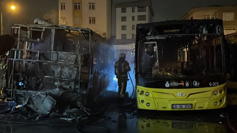 Tuzla'da park halindeki 3 İETT otobüsü yandı