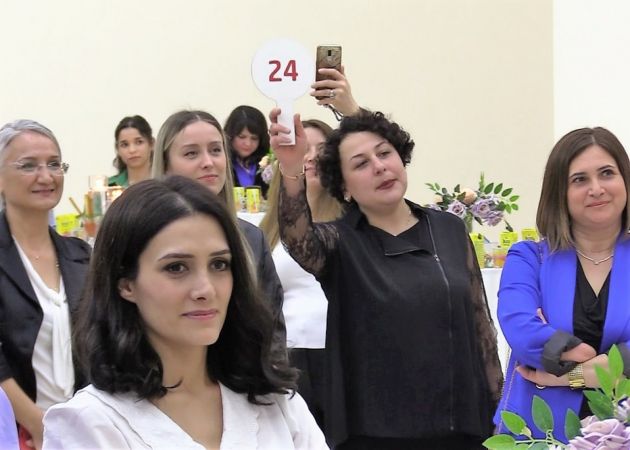 Bilecik'te kursiyerlerin yaptığı eserler depremzedeler için açık artırmayla satıldı