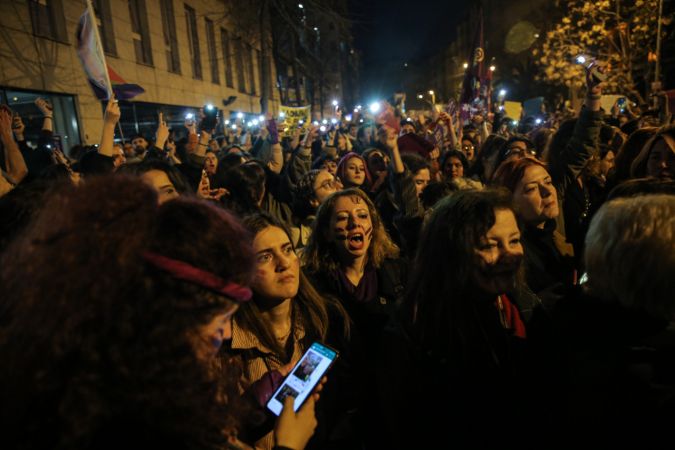 Beyoğlu'nda izinsiz gösteri düzenleyen gruptan bazı kişiler gözaltına alındı