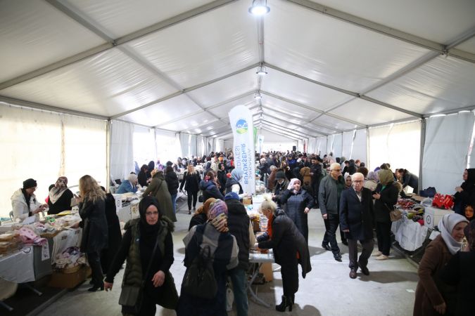 Sakarya'da kadınlar depremzedeler yararına kermes düzenledi