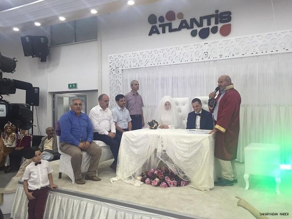 AK HENDEK BU DÜĞÜNDE BULUŞTU