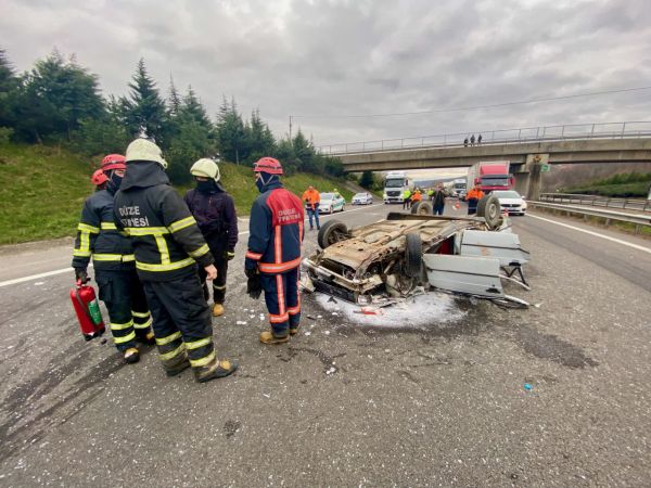 Anadolu Otoyolu'nda tır ile çarpışan otomobildeki 2 kişi ağır yaralandı