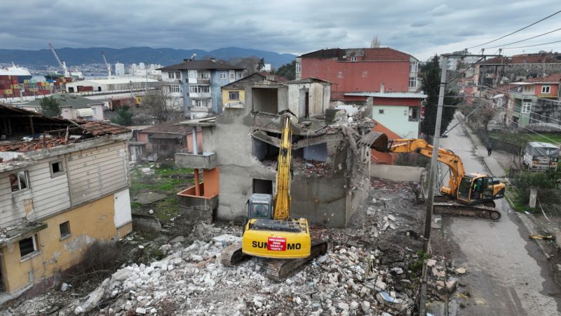 Kocaeli'de yapı stoku riskli mahallede yıkım çalışmalarına başlandı