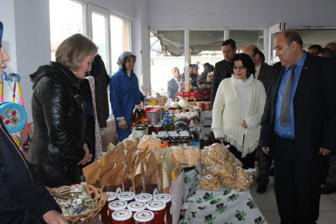 Osmaneli'de depremzede vatandaşlar yararına kermes düzenlendi