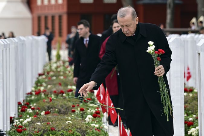 Çanakkale Deniz Zaferi'nin 108. yıl dönümünde Şehitler Abidesi'nde tören düzenlendi