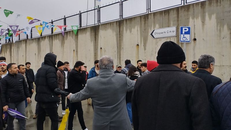 Kocaeli'de Nevruz kutlamasına yasaklı pankart sokmaya çalışan 2 kişi gözaltına alındı