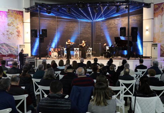 Edirne'de sanat okulu öğretmenleri afetzedeler yararına konser verdi