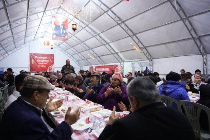 Bilecik Cumhuriyet Meydanı'na iftar çadırı kuruldu